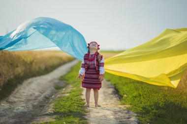 kız Ukrayna bayraklı