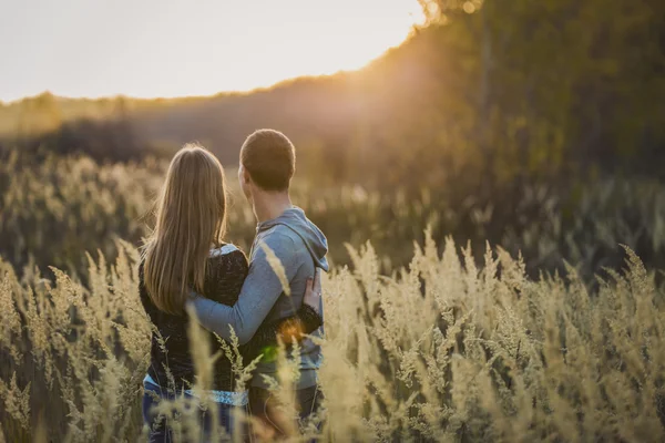 Jovem casal apaixonado — Fotografia de Stock