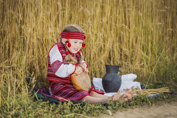 Дитина в українському національному костюмі — стокове фото