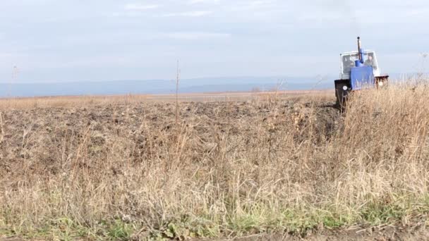 Tierra de arado del tractor — Vídeos de Stock