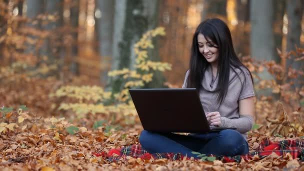 Ragazza con un computer portatile — Video Stock