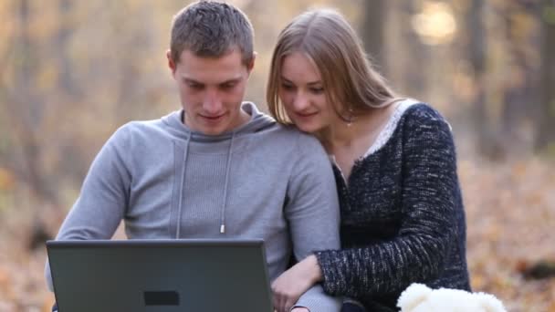 Casal com laptop — Vídeo de Stock