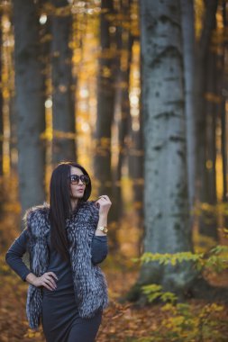 güneş gözlüklü kız