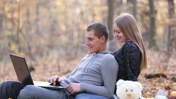 Pareja con ordenador portátil — Vídeos de Stock