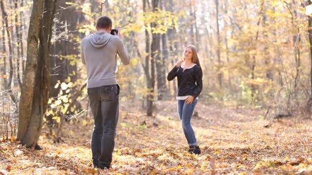 Woman photographing man — Stock Video