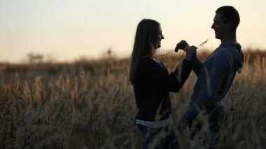 Ormanın yakınında Çift