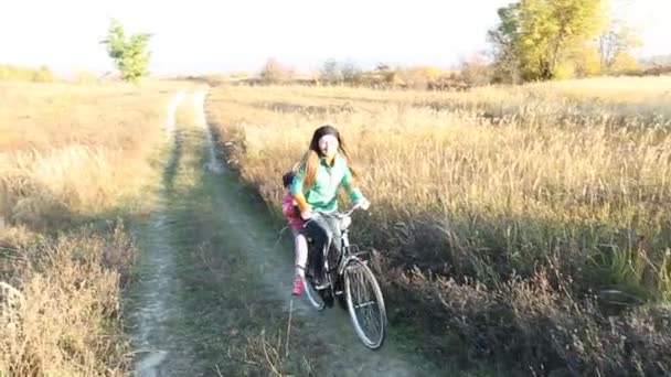 Mãe com a criança e bicicleta — Vídeo de Stock