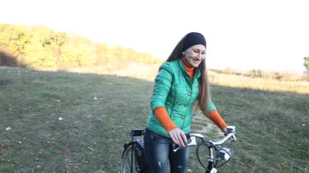 一辆自行车的女孩 — 图库视频影像