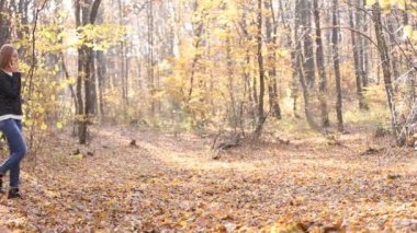 Kız telefonda konuşuyor.