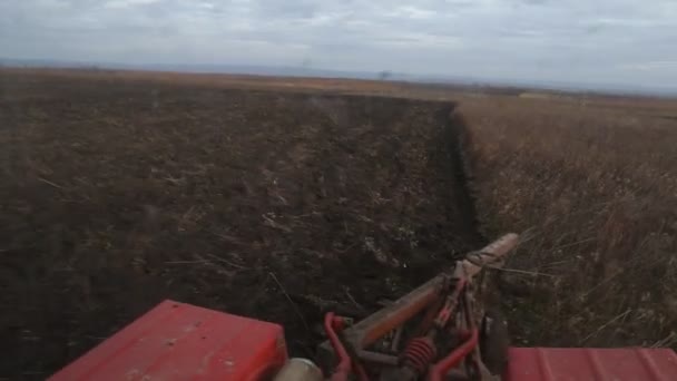 Tierra de arado del tractor — Vídeo de stock