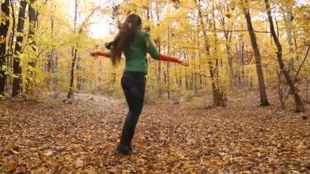 Chica lanzando hojas — Vídeos de Stock