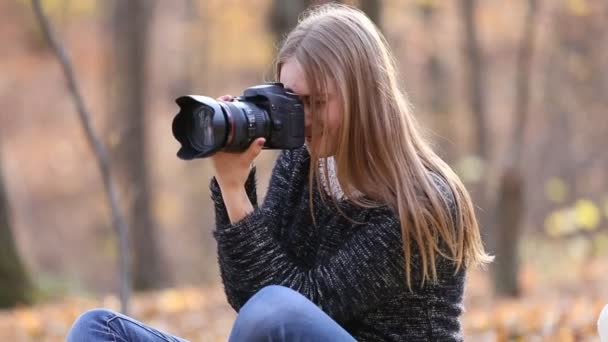 Girl with camera — Stock Video