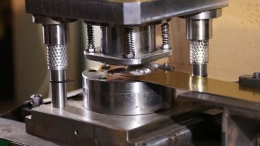 Kapaklar üretimi için damga