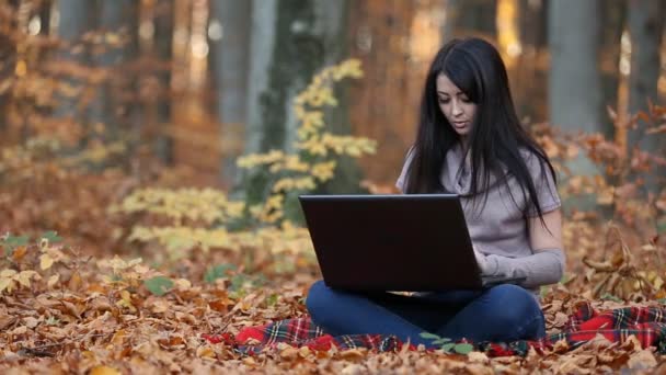 Ragazza con un computer portatile — Video Stock