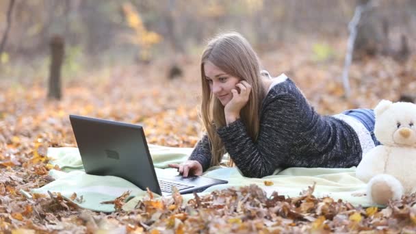 Menina com um laptop — Vídeo de Stock