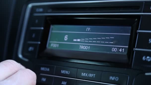 Adding sound on the radio — Stock Video