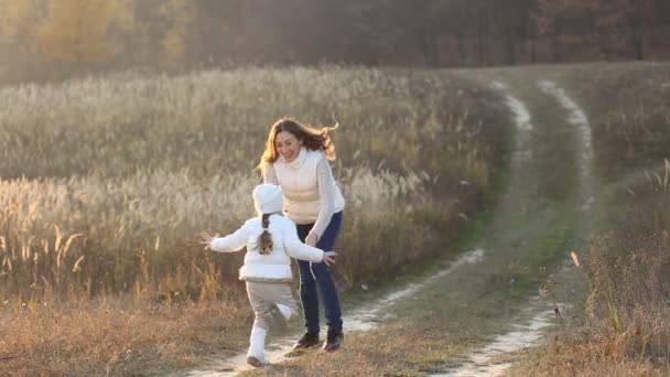 Moeder en dochter wandeling — Stockvideo