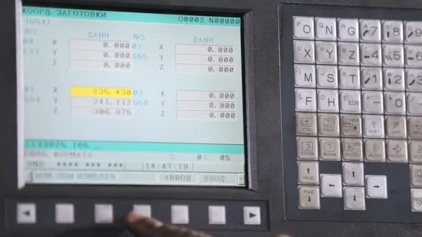 Operatör pressar på tangentbordet på maskinen — Stockvideo