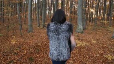 doğada yürüyüş kadın