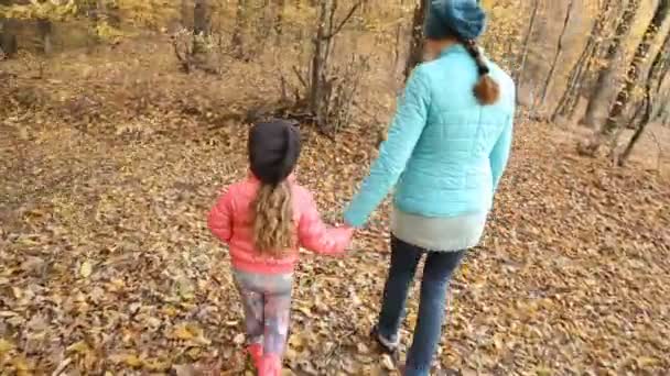 Anne ile çocuk yürüyor — Stok video