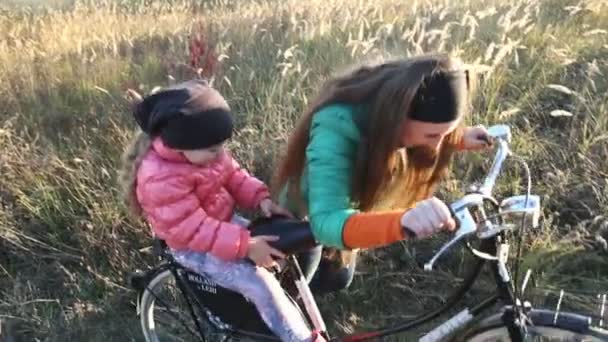 Mamma med barn- och cykel — Stockvideo