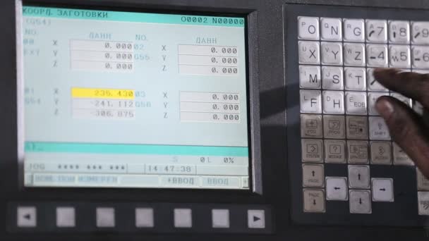 L'opérateur appuie sur le clavier de la machine — Video