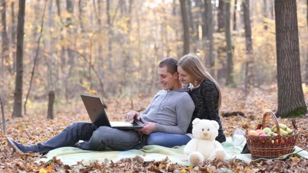 Casal com laptop — Vídeo de Stock