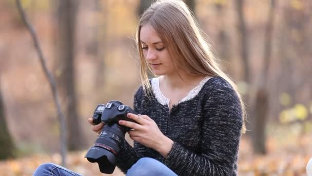Menina com câmera — Vídeo de Stock