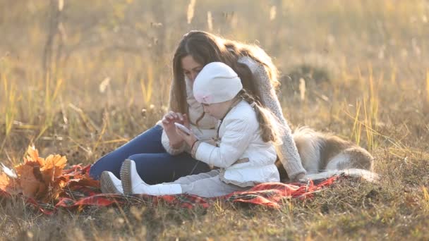 Mamma med ett barn och telefon — Stockvideo