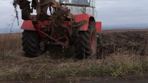 Tierra de arado del tractor — Vídeo de stock