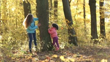 Anne ile bebeği ormanda