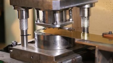 Kapaklar üretimi için damga