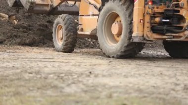 buldozer yere taşır