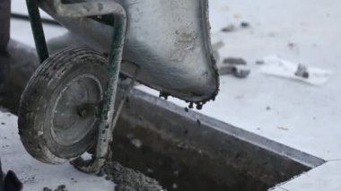 işçi kamyondan dökülen beton