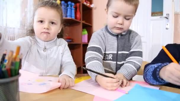 Enfants peignent des crayons — Video