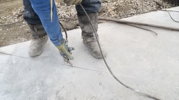 İşçi toz esiyor — Stok video