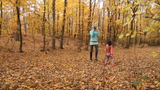 Madre con su bebé en el bosque — Vídeos de Stock