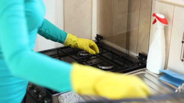 Ő tisztítja a konyhában — Stock videók