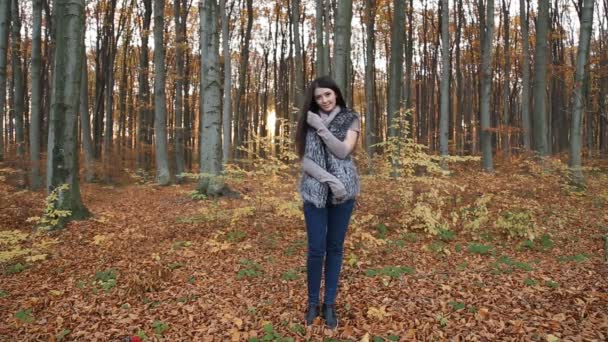 Fille posant dans la forêt — Video