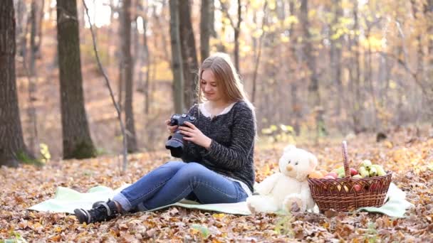 Dívka s fotoaparátem — Stock video