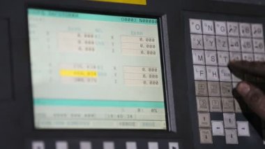 Operatör makine klavyede presler