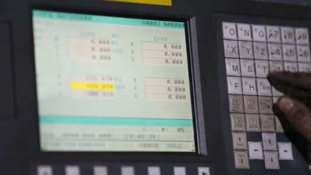 L'opérateur appuie sur le clavier de la machine — Video