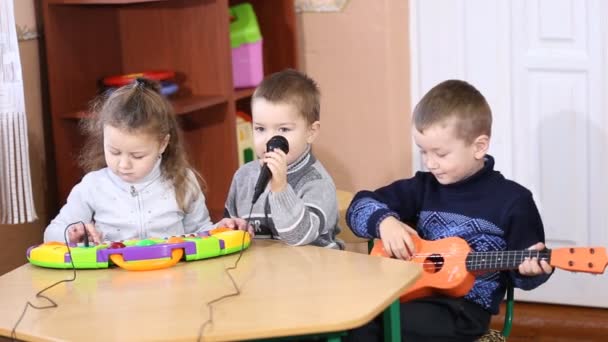 Niños tocando instrumentos musicales — Vídeo de stock