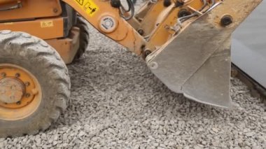 buldozer çakıl toprakları üzerinde yayılır