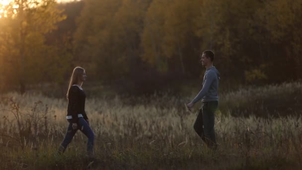 Paar in de buurt van het bos — Stockvideo