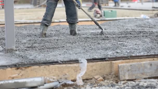 Arbeiter richtet Beton aus — Stockvideo