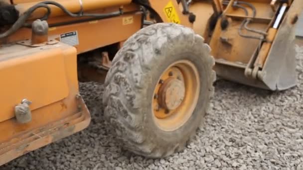 Bulldozer extiende grava en el territorio — Vídeos de Stock