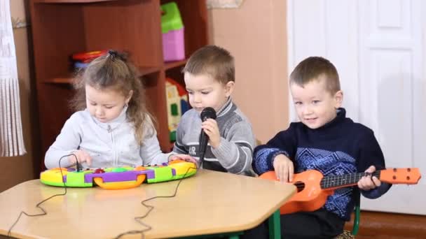 Niños tocando instrumentos musicales — Vídeo de stock