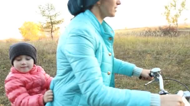 自転車を乗るために子供を持つお母さん — ストック動画