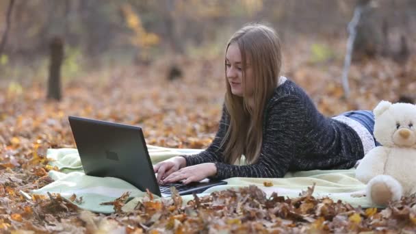 Mädchen mit Laptop — Stockvideo